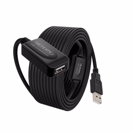 Extensión USB de 15MT Activo USB 2.0 480Mbps Netcom PE-UA0315: Lleva tu Conexión USB a 15 Metros sin Perder Señal, Cable extensor USB 2.0 activo de 15 metros Netcom PE-UA0315, mostrando el conector de entrada USB-A y el conector hembra USB-A con su booster, un producto de HD Multimedia PERU SAC.