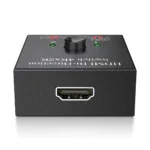 Pequeño switch HDMI bidireccional High Full Max ZZ-YKZ-HMBDS de metal negro, mostrando sus tres puertos HDMI y el botón selector superior con un indicador LED.