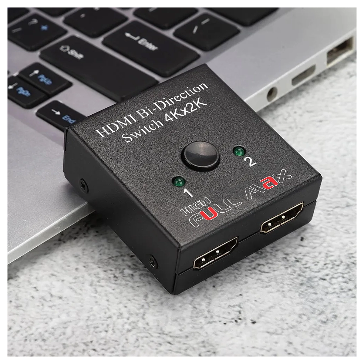 Pequeño switch HDMI bidireccional High Full Max ZZ-YKZ-HMBDS de metal negro, mostrando sus tres puertos HDMI y el botón selector superior con un indicador LED.