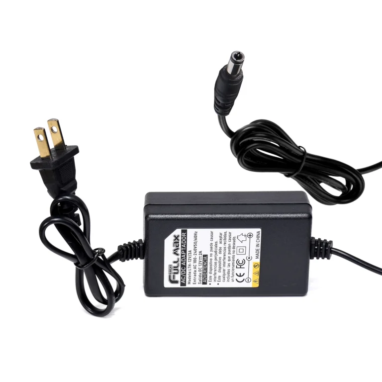 Adaptador de Voltaje 12V 2A High Full Max LTH-12V-2A (Doble Cable): ¡Energía Estable y Flexible!, Adaptador de corriente tipo ladrillo High Full Max LTH-12V-2A de 12V 2A, mostrando el cable de poder AC y el cable de salida DC con su conector, producto de HD Multimedia.