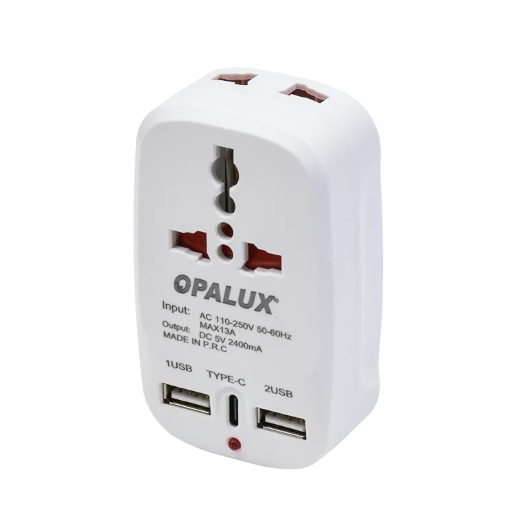 Adaptador de Enchufe 5-en-1 Opalux OP-823AC (Doble Toma, USB-A y USB-C): ¡Tu Centro de Carga Total!, Adaptador de pared 5-en-1 Opalux OP-823AC de color blanco, mostrando su toma súper universal, su toma plano/redondo, los dos puertos USB-A y el puerto USB-C, producto de HD Multimedia.
