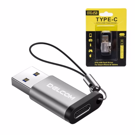 Adaptador USB-C Hembra a USB-A 3.0 Macho Delcom: ¡Conecta tus Cables USB-C en Cualquier Puerto USB!, Pequeño adaptador Delcom DOTG-USB3.0 de color plateado, mostrando el conector USB-A macho y el puerto USB-C hembra, con su cordón de seguridad de nylon, producto de HD Multimedia.