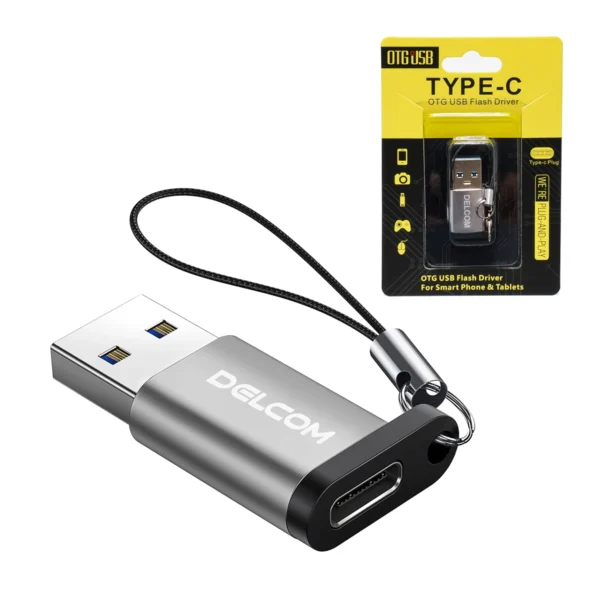 Adaptador USB-C Hembra a USB-A 3.0 Macho Delcom: ¡Conecta tus Cables USB-C en Cualquier Puerto USB!, Pequeño adaptador Delcom DOTG-USB3.0 de color plateado, mostrando el conector USB-A macho y el puerto USB-C hembra, con su cordón de seguridad de nylon, producto de HD Multimedia.