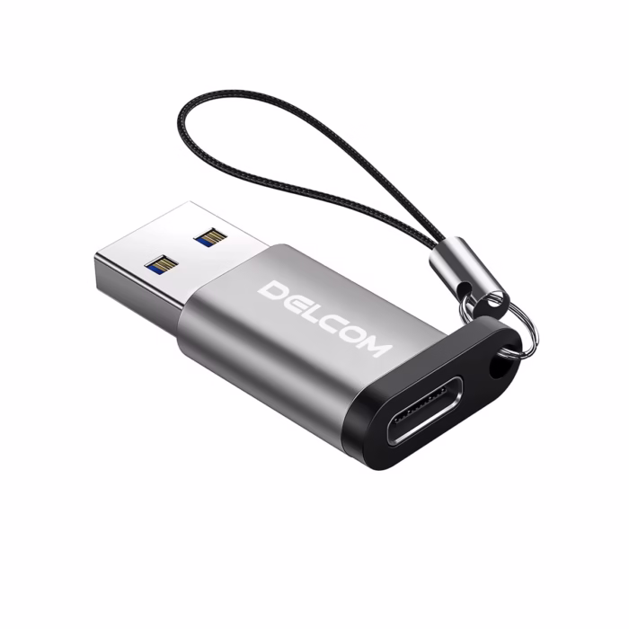 Adaptador USB C Hembra a USB A  Macho Delcom Conecta tus Cables USB C en Cualquier Puerto USB Pequeño adaptador Delcom DOTG USB de color plateado mostrando el conector USB A macho y el puerto USB C hembra con su cordón de seguridad de nylon producto de HD Multimedia