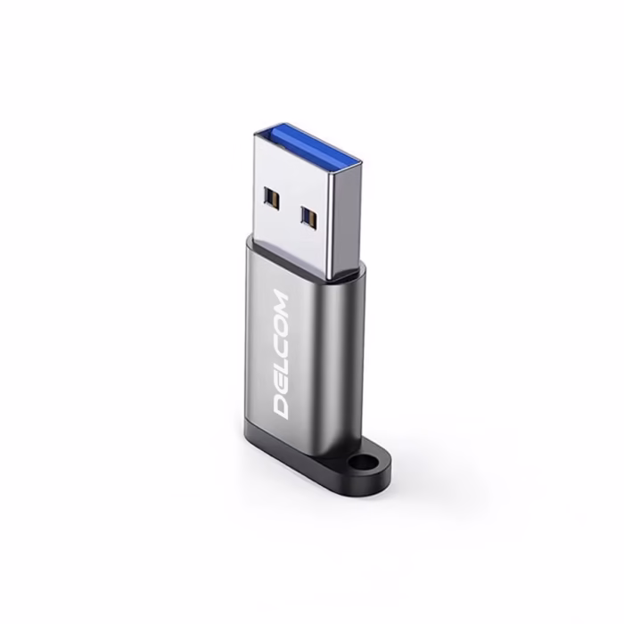 Adaptador USB C Hembra a USB A  Macho Delcom Conecta tus Cables USB C en Cualquier Puerto USB Pequeño adaptador Delcom DOTG USB de color plateado mostrando el conector USB A macho y el puerto USB C hembra con su cordón de seguridad de nylon producto de HD Multimedia