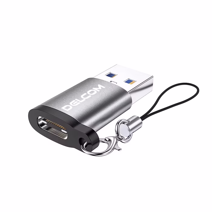 Adaptador USB C Hembra a USB A  Macho Delcom Conecta tus Cables USB C en Cualquier Puerto USB Pequeño adaptador Delcom DOTG USB de color plateado mostrando el conector USB A macho y el puerto USB C hembra con su cordón de seguridad de nylon producto de HD Multimedia