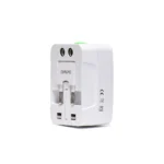 Adaptador Viajero Multipropósito High Full Max ZZ-AD01: ¡Conéctate en Todo el Mundo!, Adaptador de viaje universal multipropósito High Full Max ZZ-AD01 de color blanco, mostrando sus diferentes clavijas retráctiles y el socket universal, producto de HD Multimedia.