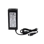 Adaptador de poder original Briyon B-2420 de color negro, mostrando su transformador y el conector de salida específico de 3 pines, producto de HD Multimedia., Adaptador de 24V 2A 3 PIN Etiquetera