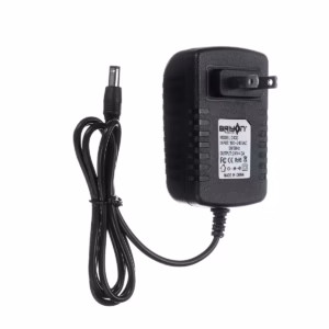 Adaptador de Voltaje 24V 3A Regulado Briyon YU-2403: ¡Potencia Estable y Confiable!, Adaptador de corriente Briyon YU-2403 de 24V 3A color negro, con su enchufe plano directo a la pared y cable con conector DC, producto de HD Multimedia.