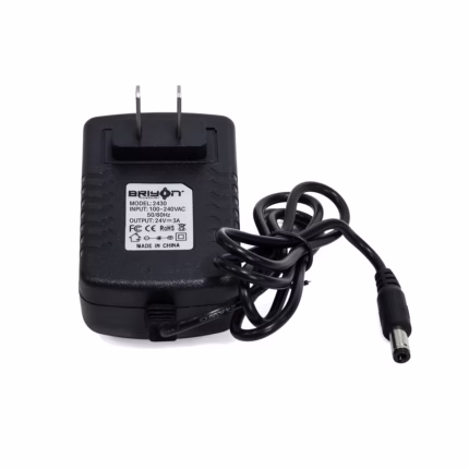 Adaptador de Voltaje 24V 3A Regulado Briyon YU-2403: ¡Potencia Estable y Confiable!, Adaptador de corriente Briyon YU-2403 de 24V 3A color negro, con su enchufe plano directo a la pared y cable con conector DC, producto de HD Multimedia.