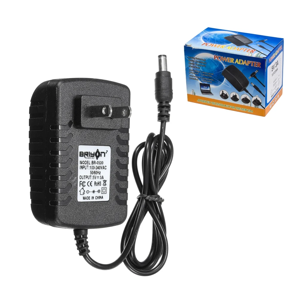 Adaptador de Voltaje 5V 3A Briyon RU-5003: ¡Potencia Estable para tus Dispositivos!, Adaptador de corriente Briyon RU-5003 de 5V 3A color negro, con su enchufe plano directo a la pared y cable con conector DC, producto de HD Multimedia.