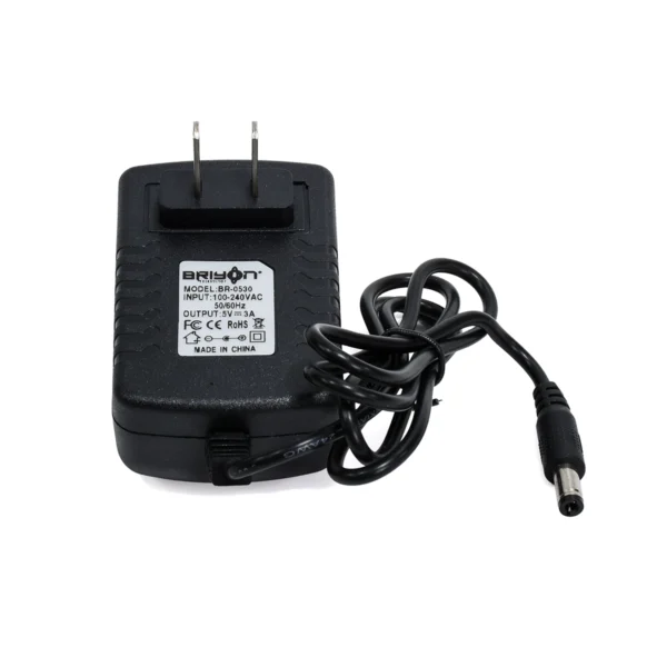 Adaptador de Voltaje 5V 3A Briyon RU-5003: ¡Potencia Estable para tus Dispositivos!, Adaptador de corriente Briyon RU-5003 de 5V 3A color negro, con su enchufe plano directo a la pared y cable con conector DC, producto de HD Multimedia.