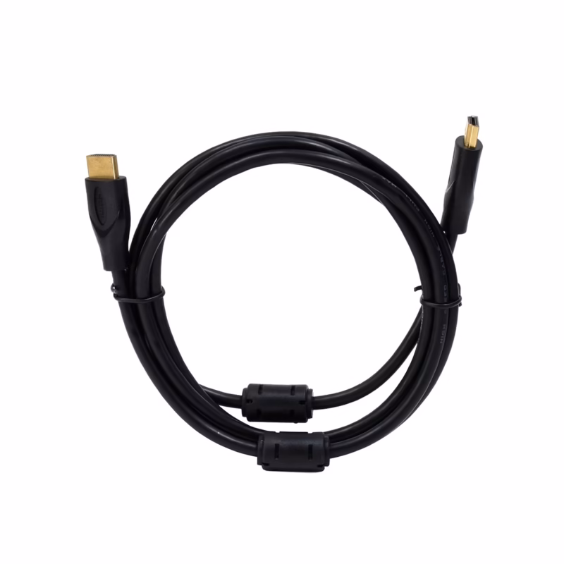 Cable HDMI Económico de 1.8M Full HD 1080p High Full Max YKZ-HDMIG-1.8M____01 Cable HDMI Económico 1.8 Metros Full HD High Full Max YKZ-HDMI-1.8M: ¡Conexión Confiable a Gran Precio!, Cable HDMI económico de 1.8 metros High Full Max de color negro, mostrando sus conectores dorados y los filtros de ferrita cilíndricos, producto de HD Multimedia.