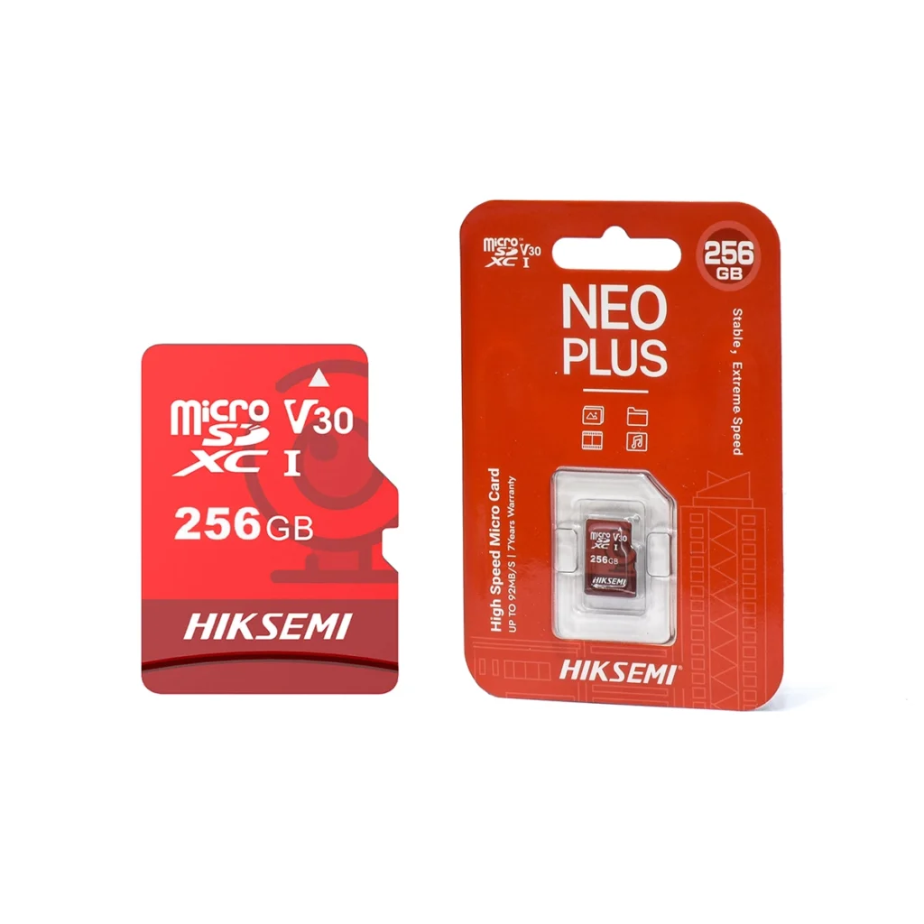 Memoria MicroSD 256GB HIKSEMI NEO Plus U3/V30/A2: ¡Velocidad y Capacidad para tus Aventuras!, Memoria MicroSDXC de 256GB HIKSEMI NEO Plus junto a su adaptador SD, producto de alta velocidad ofrecido por HD Multimedia.