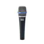 Micrófono Dinámico Profesional EALSEM ES-BETA57A: ¡Claridad y Resistencia para Voces e Instrumentos!, Kit de micrófono dinámico profesional EALSEM ES-BETA57A de color gris, mostrando el micrófono, el cable XLR a Plug de 6 metros, el clip para parante y la funda protectora, producto de HD Multimedia.