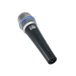 Micrófono Dinámico Profesional EALSEM ES-BETA57A: ¡Claridad y Resistencia para Voces e Instrumentos!, Kit de micrófono dinámico profesional EALSEM ES-BETA57A de color gris, mostrando el micrófono, el cable XLR a Plug de 6 metros, el clip para parante y la funda protectora, producto de HD Multimedia.