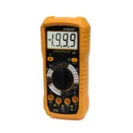 Multímetro Digital DT9205A+ con Pantalla LCD: ¡La Herramienta Completa para tu Taller!, Multímetro digital DT9205A+ con su gran pantalla LCD inclinable y su funda protectora de goma, mostrando los cables de prueba conectados, producto de HD Multimedia.