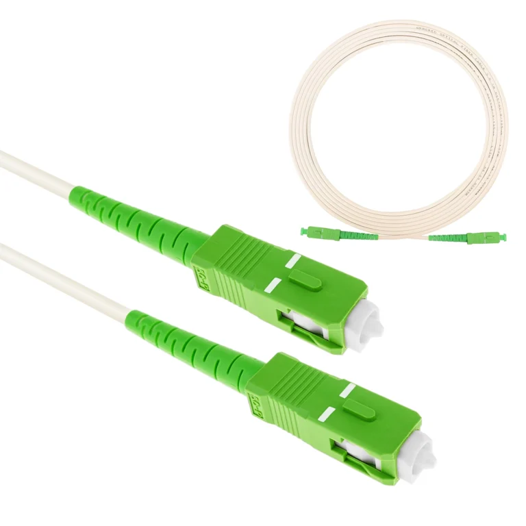 Patch Cord de Fibra Óptica 5m (SC/APC a SC/APC): ¡El Cable Ideal para tu Router de Fibra Óptica en Perú!, Cable patch cord de fibra óptica monomodo de 5 metros color crema, mostrando en detalle los conectores verdes SC/APC en ambos extremos, producto de HD Multimedia.