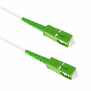 Patch Cord de Fibra Óptica 5m (SC/APC a SC/APC): ¡El Cable Ideal para tu Router de Fibra Óptica en Perú!, Cable patch cord de fibra óptica monomodo de 5 metros color crema, mostrando en detalle los conectores verdes SC/APC en ambos extremos, producto de HD Multimedia.