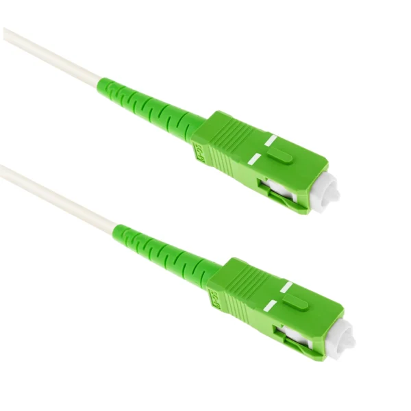Patch Cord de Fibra Óptica 5m (SC/APC a SC/APC): ¡El Cable Ideal para tu Router de Fibra Óptica en Perú!, Cable patch cord de fibra óptica monomodo de 5 metros color crema, mostrando en detalle los conectores verdes SC/APC en ambos extremos, producto de HD Multimedia.