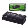 Splitter HDMI x KHz v Delcom DL SPLK Una Señal Cuatro Pantallas en Simultáneo Splitter HDMI x Delcom DL SPLK de metal color negro mostrando su puerto de entrada único y sus cuatro puertos de salida HDMI producto de HD Multimedia