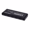 Splitter HDMI x KHz v Delcom DL SPLK Una Señal Cuatro Pantallas en Simultáneo Splitter HDMI x Delcom DL SPLK de metal color negro mostrando su puerto de entrada único y sus cuatro puertos de salida HDMI producto de HD Multimedia