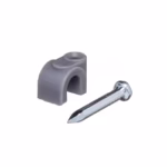Grapas Clip 6mm Gris Pack 100pz High Full Max: Organiza y Asegura tus Cables como un Profesional, Caja con 100 grapas clip de 6mm High Full Max de color gris, con sus clavos de acero pre-insertados, un producto para instalaciones profesionales de HD Multimedia PERU SAC.