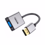 Adaptador DisplayPort a VGA Full HD NETCOM PE-DP0174: Conecta tu PC a Cualquier Proyector VGA sin Esfuerzo, Adaptador premium DisplayPort a VGA Netcom PE-DP0174, mostrando el cable corto enmallado, el conector DP macho de aluminio y el puerto VGA hembra, un producto de HD Multimedia PERU SAC.
