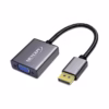 Adaptador DisplayPort a VGA Full HD NETCOM PE DP Conecta tu PC a Cualquier Proyector VGA sin Esfuerzo Adaptador premium DisplayPort a VGA Netcom PE DP mostrando el cable corto enmallado el conector DP macho de aluminio y el puerto VGA hembra un producto de HD Multimedia PERU SAC