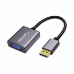 Adaptador DisplayPort a VGA Full HD NETCOM PE-DP0174: Conecta tu PC a Cualquier Proyector VGA sin Esfuerzo, Adaptador premium DisplayPort a VGA Netcom PE-DP0174, mostrando el cable corto enmallado, el conector DP macho de aluminio y el puerto VGA hembra, un producto de HD Multimedia PERU SAC.