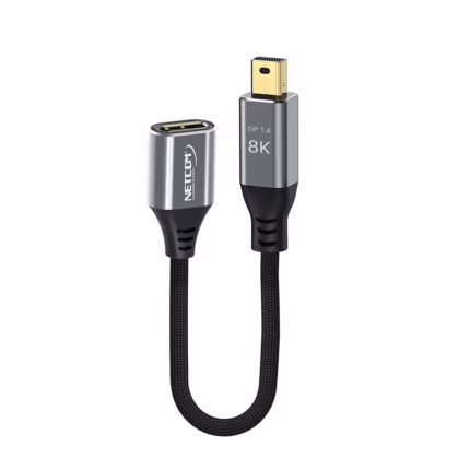 Adaptador Mini DisplayPort a DisplayPort 8K@60HZ NETCOM PE-AD0187: Desata la Máxima Calidad de tu MacBook o Surface, Adaptador premium Mini DisplayPort a DisplayPort 1.4 Netcom PE-AD0187 enmallado, mostrando sus conectores de aluminio dorados, un producto para 8K y gaming de HD Multimedia PERU SAC.