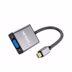 Adaptador Mini DisplayPort a VGA NETCOM PE-DP0175: Conecta tu MacBook, Surface o Laptop a Cualquier Proyector, Adaptador premium Mini DisplayPort a VGA Netcom PE-DP0175, mostrando el cable corto enmallado, el conector Mini DP macho de aluminio y el puerto VGA hembra, un producto de HD Multimedia PERU SAC.