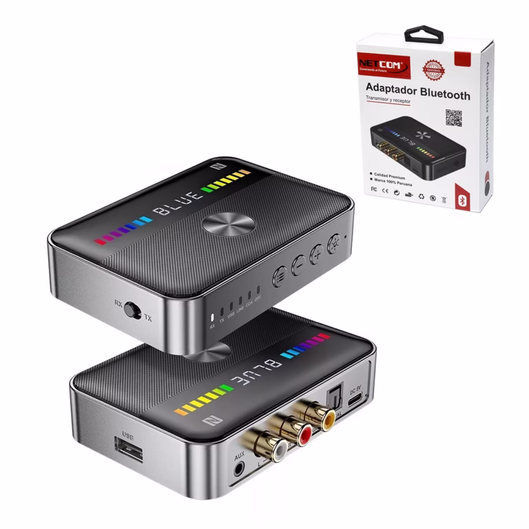 Adaptador de Audio Bluetooth Dual Receptor o Transmisor BT5.3 NETCOM PE-BTM013: El Centro de Conectividad para tu Música, Adaptador de audio Bluetooth 5.3 multifunción Netcom PE-BTM013, mostrando sus puertos óptico, coaxial, RCA y USB, y su anillo de luz RGB, un producto de audio versátil de HD Multimedia PERU SAC.