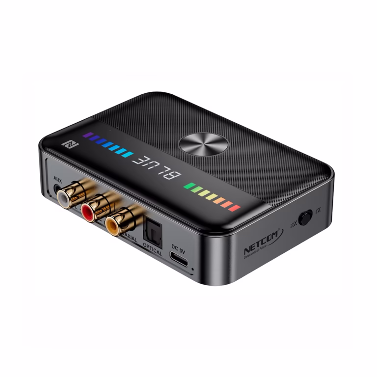 Adaptador de Audio Bluetooth Dual Receptor o Transmisor BT5.3 NETCOM PE-BTM013: El Centro de Conectividad para tu Música, Adaptador de audio Bluetooth 5.3 multifunción Netcom PE-BTM013, mostrando sus puertos óptico, coaxial, RCA y USB, y su anillo de luz RGB, un producto de audio versátil de HD Multimedia PERU SAC.