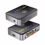 Adaptador de Audio Bluetooth Dual Receptor o Transmisor BT5.3 NETCOM PE-BTM013: El Centro de Conectividad para tu Música, Adaptador de audio Bluetooth 5.3 multifunción Netcom PE-BTM013, mostrando sus puertos óptico, coaxial, RCA y USB, y su anillo de luz RGB, un producto de audio versátil de HD Multimedia PERU SAC.