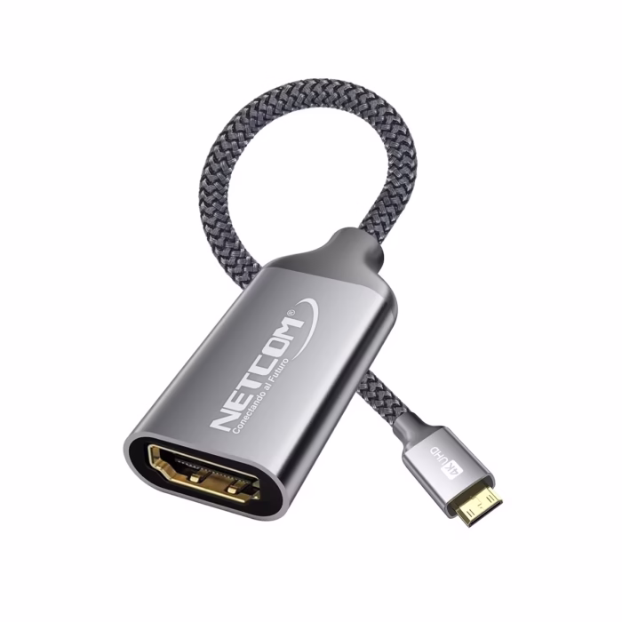 Cable Adaptador Mini HDMI a HDMI KHz NETCOM PE VA Cable adaptador premium Mini HDMI a HDMI Netcom PE VA mostrando el cable corto enmallado y los conectores de aluminio dorados un accesorio de alta calidad de HD Multimedia PERU SAC