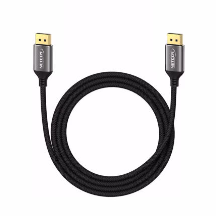Cable DisplayPort 4K de 1 Metro NETCOM PE-DP0195: La Mejor Conexión Ultra HD, Cable DisplayPort 1.3 de 1 metro Netcom PE-DP0195 enmallado y de color negro, mostrando sus conectores premium de aleación de aluminio y contactos dorados, un producto de HD Multimedia PERU SAC.