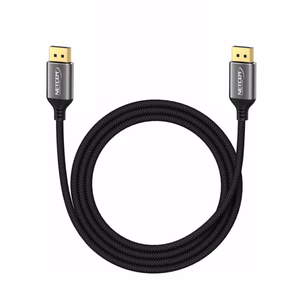 Cable DisplayPort 4K de 1 Metro NETCOM PE-DP0195: La Mejor Conexión Ultra HD, Cable DisplayPort 1.3 de 1 metro Netcom PE-DP0195 enmallado y de color negro, mostrando sus conectores premium de aleación de aluminio y contactos dorados, un producto de HD Multimedia PERU SAC.