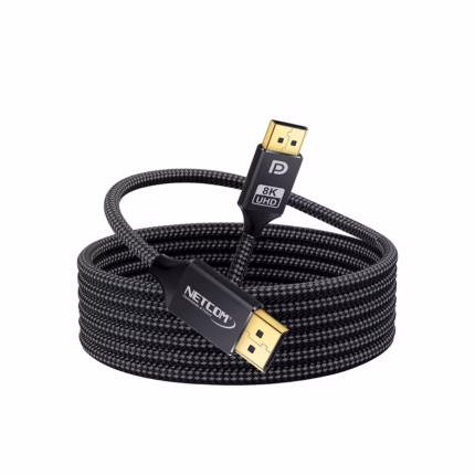 Cable DisplayPort 8K@60Hz 1.8M Enmallado NETCOM PE-DP0122: La Conexión Definitiva para Gaming y 8K, Cable DisplayPort 1.4 premium Netcom PE-DP0122 enmallado, mostrando sus conectores de aluminio dorados, un producto certificado VESA® para gaming y 8K de HD Multimedia PERU SAC.