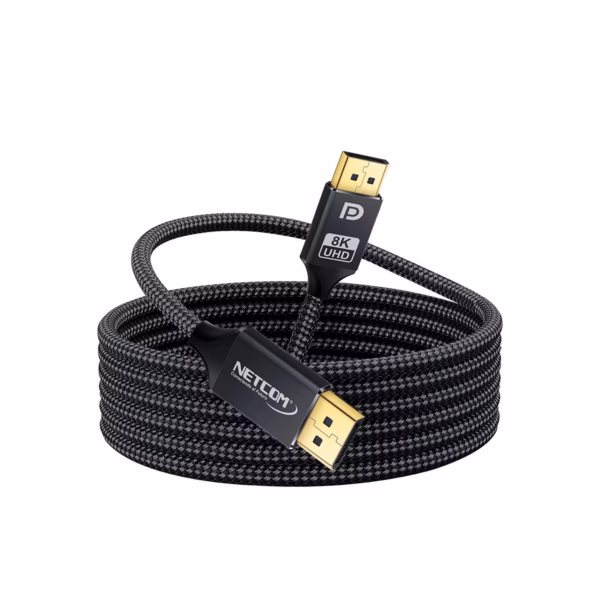 Cable DisplayPort 8K@60Hz 1.8M Enmallado NETCOM PE-DP0122: La Conexión Definitiva para Gaming y 8K, Cable DisplayPort 1.4 premium Netcom PE-DP0122 enmallado, mostrando sus conectores de aluminio dorados, un producto certificado VESA® para gaming y 8K de HD Multimedia PERU SAC.