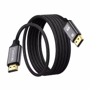 Cable DisplayPort a HDMI 4K de 3MT Enmallado NETCOM PE-DH0103: Conecta tu PC a tu TV sin Límites, Cable premium DisplayPort a HDMI Netcom PE-DH0103 de 3 metros, enmallado en nylon, mostrando sus conectores de aleación de aluminio y contactos dorados, producto de HD Multimedia PERU SAC.