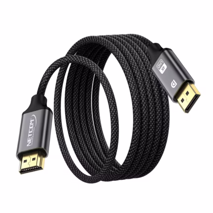 Cable DisplayPort a HDMI 4K de 3MT Enmallado NETCOM PE-DH0103: Conecta tu PC a tu TV sin Límites, Cable premium DisplayPort a HDMI Netcom PE-DH0103 de 3 metros, enmallado en nylon, mostrando sus conectores de aleación de aluminio y contactos dorados, producto de HD Multimedia PERU SAC.