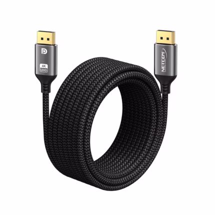 Cable DisplayPort de 5MT Enmallado 4K@60Hz NETCOM PE-DP0194: El Cable Ideal para tus Proyectos, Cable DisplayPort premium de 5 metros Netcom PE-DP0194 enmallado y de color negro, mostrando sus conectores de aleación de aluminio con contactos dorados, un producto de HD Multimedia PERU SAC.