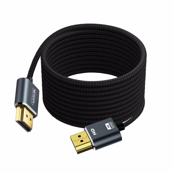 Cable HDMI 10MT 4K Slim Enmallado Ultra HD 4K@60HZ v2.0 NETCOM PE-HD0886: La Conexión Discreta y Resistente para Largas Distancias, Cable HDMI 4K ultra delgado y enmallado de 10 metros Netcom PE-HD0886, mostrando sus conectores premium de aleación de aluminio y contactos dorados, un producto de HD Multimedia PERU SAC.