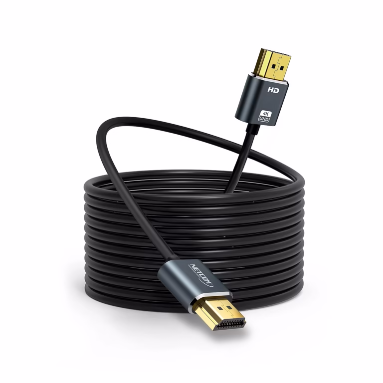 Cable HDMI 4K Slim 10MT Ultra HD 4K@60HZ v2.0 NETCOM PE-HD0896: La Conexión Discreta para Largas Distancias, Cable HDMI 4K ultra delgado y enmallado de 10 metros Netcom PE-HD0896, mostrando sus conectores premium de aluminio, un producto de HD Multimedia PERU SAC.
