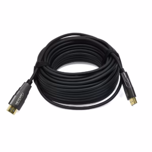 Cable HDMI de 15 Metros en Fibra Optica v2.0 4K@60Hz NETCOM PE-HF0015: Lleva tu Señal 4K sin Pérdidas, Cable HDMI de fibra óptica Netcom PE-HF0015 de 15 metros, delgado y de color negro, mostrando sus conectores metálicos dorados con etiquetas "Source" y "Display", producto de HD Multimedia PERU SAC.