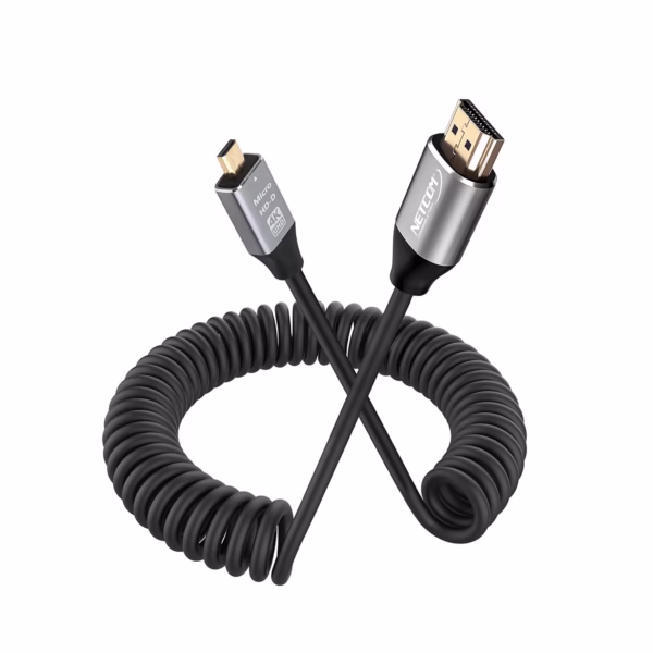Cable Micro HDMI en Espiral de 1.5MT 4K@60Hz 2K@165Hz NETCOM PE-HD0830: La Conexión Flexible y Sin Enredos para tu Cámara o GoPro, Cable Micro HDMI a HDMI en espiral Netcom PE-HD0830 de color negro, mostrando su diseño helicoidal y sus conectores premium de aluminio y dorados, un producto de HD Multimedia PERU SAC.