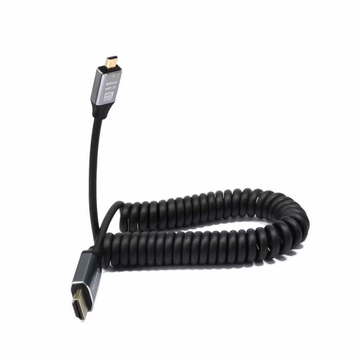 Cable Micro HDMI en Espiral de MT KHz KHz NETCOM PE HD La Conexión Flexible y Sin Enredos para tu Cámara o GoPro Cable Micro HDMI a HDMI en espiral Netcom PE HD de color negro mostrando su diseño helicoidal y sus conectores premium de aluminio y dorados un producto de HD Multimedia PERU SAC