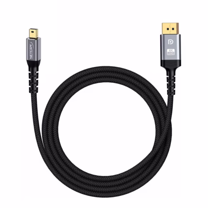 Cable Mini DisplayPort a DisplayPort 4K@60Hz NETCOM PE-DP0189: La Conexión Definitiva para tu MacBook o Surface, Cable premium bidireccional Mini DisplayPort a DisplayPort Netcom PE-DP0189 enmallado, mostrando sus conectores de aleación de aluminio y contactos dorados, un producto de HD Multimedia PERU SAC.