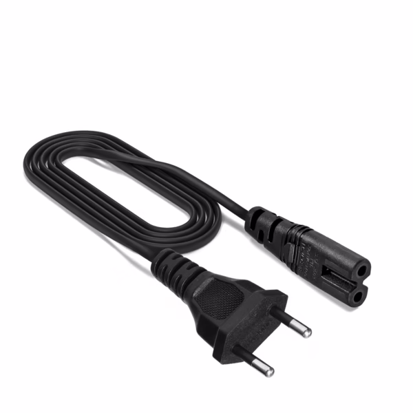 Cable Tipo 8 a Enchufe Redondo IEC C7 a EURO 18AWG 10A NETCOM PE-PW0092: La Conexión Segura para tu Consola y Equipos, Cable de poder de alta resistencia Netcom PE-PW0092 de 1.8 metros, mostrando el enchufe redondo tipo Euro y el conector hembra Tipo 8 (C7) para consolas, un producto de HD Multimedia PERU SAC.